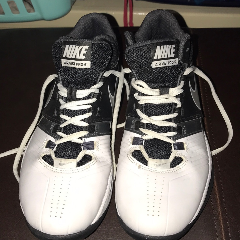 Boys/Men’s size 7 Nike Basketball shoes